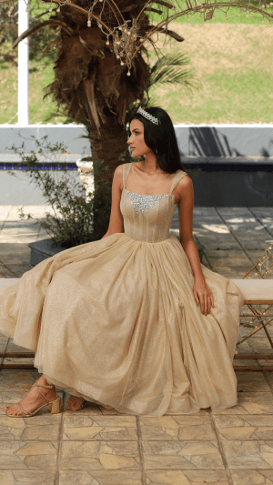 Vestido Midi Princesa Dourado com Bordado Prateado Debutantes