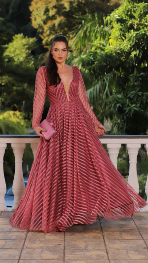 Vestido Longo Rosa Canela com Textura Listrada e Manga Longa – Ideal para Madrinhas e Convidada - Imagem 2
