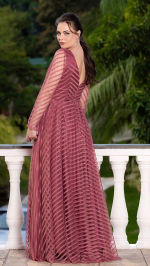 Vestido Longo Rosa Canela com Textura Listrada e Manga Longa – Ideal para Madrinhas e Convidada - Imagem 4
