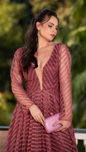 Vestido Longo Rosa Canela com Textura Listrada e Manga Longa – Ideal para Madrinhas e Convidada - Imagem 3