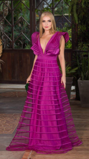 Vestido em Tule com Fitas de Organza e Decote Profundo