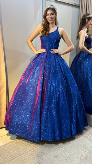 Vestido de Festa Azul  Matelassê com Brilho Furta-Cor e Alças Cruzadas nas Costas