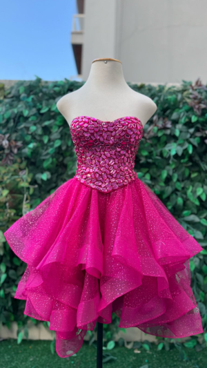 Vestido Curto Pink Tomara que Caia com Pedrarias e Saia de Tule Brilhante para Debutantes