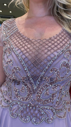 Vestido de Festa Longo Plus Size em Tule com Bordado em Pedrarias e Fenda - Imagem 3