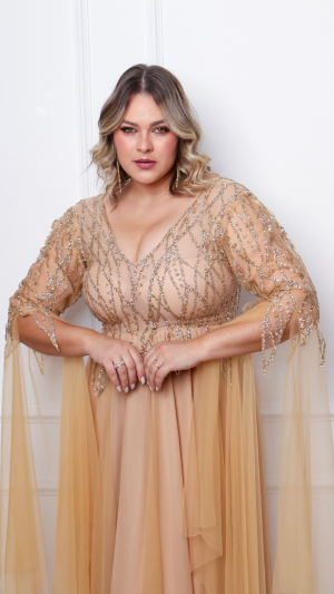Vestido Longo Dourado Plus Size com Bordado em Cristais e Tule Fluido - Manga Longa com Cauda