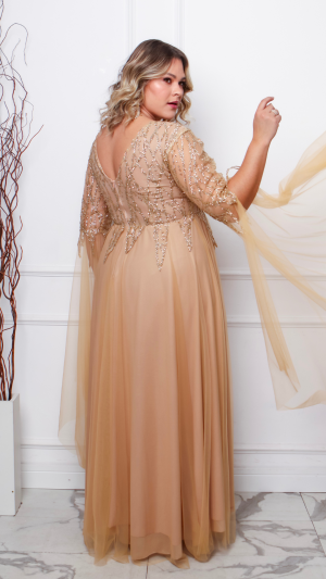 Vestido Longo Dourado Plus Size com Bordado em Cristais e Tule Fluido - Manga Longa com Cauda - Imagem 3