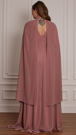 Vestido Longo Rose com Capa e Gola Bordada Plus Size para Madrinhas e Festas - Imagem 2