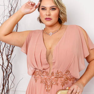 Vestido Longo Plus Size em Chiffon com Bordado na Cintura e Decote Profundo – Cores Azul Marinho e Rose Nude
