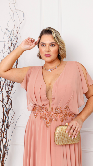 Vestido Longo Plus Size em Chiffon com Bordado na Cintura e Decote Profundo – Cores Azul Marinho e Rose Nude