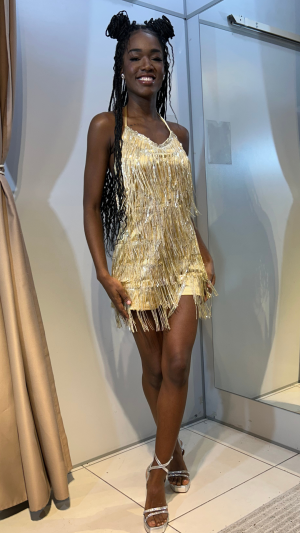 Vestido Curto Dourado com Franjas de Paetês e Costas Abertas – Look Brilhante para Debutantes e Carnaval