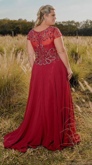 Vestido de Festa Longo Plus Size em Tule com Bordado em Pedrarias e Fenda - Imagem 5