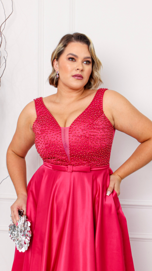 Vestido Longo Plus Size Pink com Pedrarias e Saia em Cetim – Look para Madrinha ou Formatura