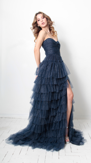Vestido Azul Marinho Tomara que caia com Camadas de Tule e Fenda