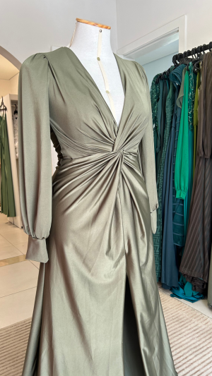 Vestido Longo de Festa Verde Plus Size com Manga Longa e Fenda – Modelo em Cetim com Drapeado - Imagem 5