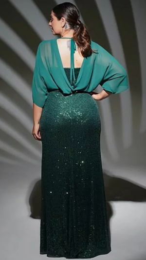 Vestido Longo Verde Esmeralda com Brilho e Fenda – Look Madrinha Plus Size Sofisticado - Imagem 3