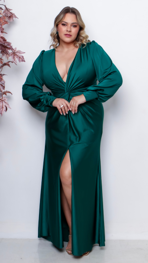 Vestido Longo de Festa Verde Plus Size com Manga Longa e Fenda – Modelo em Cetim com Drapeado - Imagem 3