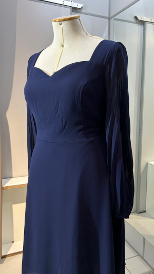 Vestido Curto com Manga Longa Bufante e Decote Coração – Versátil para Eventos Formais - Imagem 4