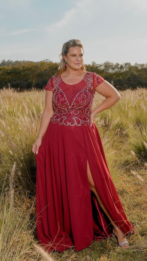 Vestido de Festa Longo Plus Size em Tule com Bordado em Pedrarias e Fenda - Imagem 7