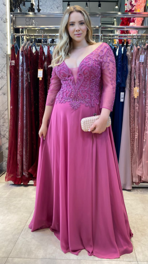 Vestido Longo Pink Fúcsia com Bordado em Pedrarias e Manga Longa em Tule – Decote Profundo Plus Size - Imagem 2