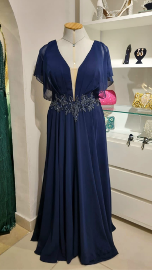 Vestido Longo Plus Size em Chiffon com Bordado na Cintura e Decote Profundo – Cores Azul Marinho e Rose Nude - Imagem 3