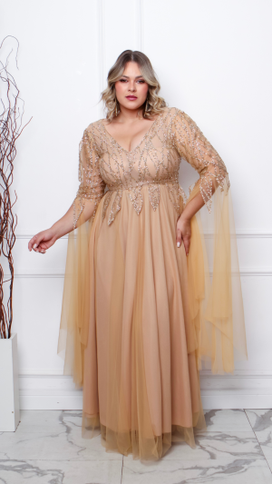 Vestido Longo Dourado Plus Size com Bordado em Cristais e Tule Fluido - Manga Longa com Cauda - Imagem 2