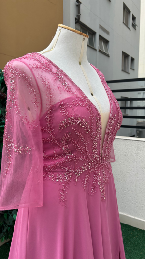 Vestido de Festa Plus Size Rosa com Manga 3/4 e Bordado com Cristais Decote Profundo - Imagem 8