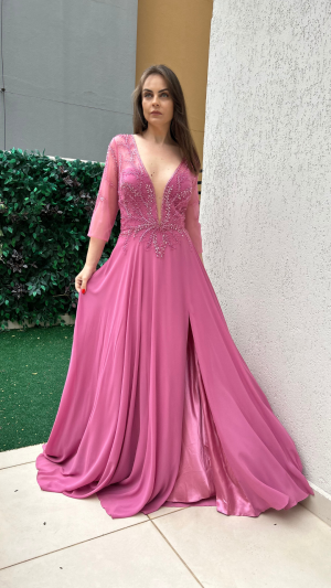 Vestido de Festa Plus Size Rosa com Manga 3/4 e Bordado com Cristais Decote Profundo - Imagem 4