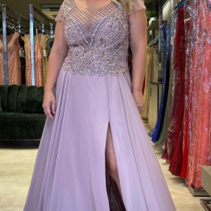 Vestido de Festa Longo Plus Size em Tule com Bordado em Pedrarias e Fenda