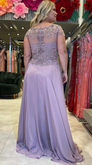 Vestido de Festa Longo Plus Size em Tule com Bordado em Pedrarias e Fenda - Imagem 2