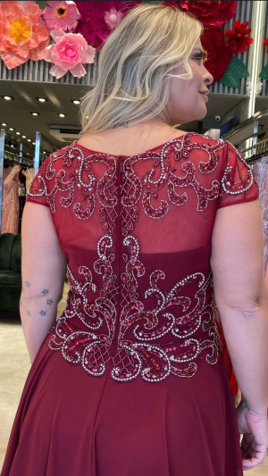 Vestido de Festa Longo Plus Size em Tule com Bordado em Pedrarias e Fenda - Imagem 4
