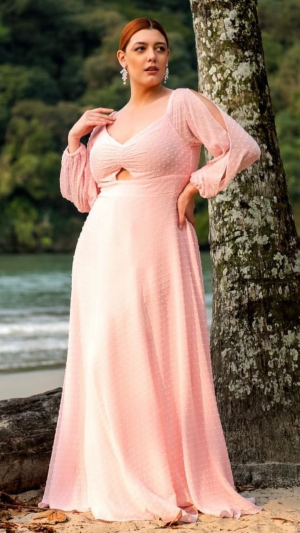 Vestido Longo Rosa Claro com Manga Longa e Textura Poá – Plus Size para Casamento no Campo - Imagem 2