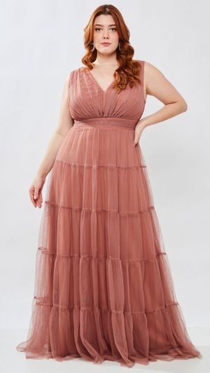Vestido de Festa Longo em Tule Rosa Canela com Camadas e Decote V – Plus Size