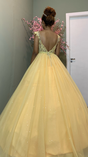 Vestido de Debutante Amarelo Princesa com Bordado em Renda e Cristais - Imagem 2