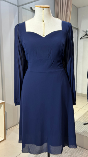 Vestido Curto com Manga Longa Bufante e Decote Coração – Versátil para Eventos Formais - Imagem 3