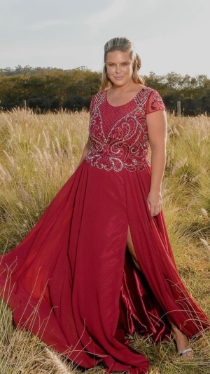 Vestido de Festa Longo Plus Size em Tule com Bordado em Pedrarias e Fenda - Imagem 6