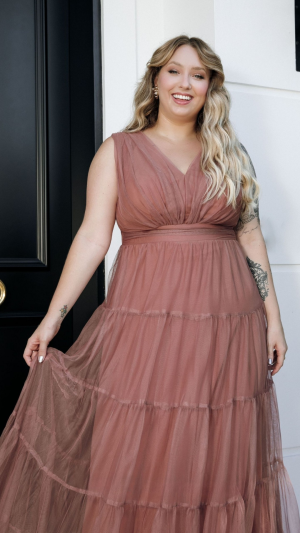 Vestido de Festa Longo em Tule Rosa Canela com Camadas e Decote V – Plus Size - Imagem 4
