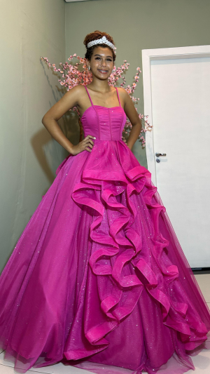 Vestido de Debutante Pink com Alças Finas,Tule Brilhoso e Babados em Camadas