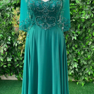 Vestido Verde Esmeralda com Bordado em Pedrarias e Manga 3/4