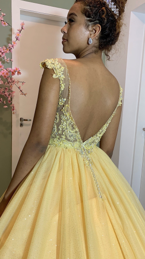 Vestido de Debutante Amarelo Princesa com Bordado em Renda e Cristais - Imagem 4