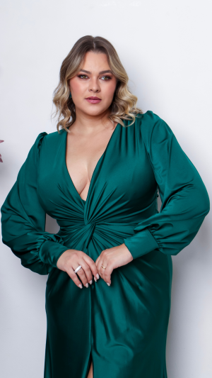 Vestido Longo de Festa Verde Plus Size com Manga Longa e Fenda – Modelo em Cetim com Drapeado