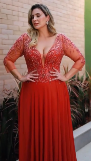 Vestido Longo Vermelho Plus Size com Bordado em Pedrarias e Decote Profundo