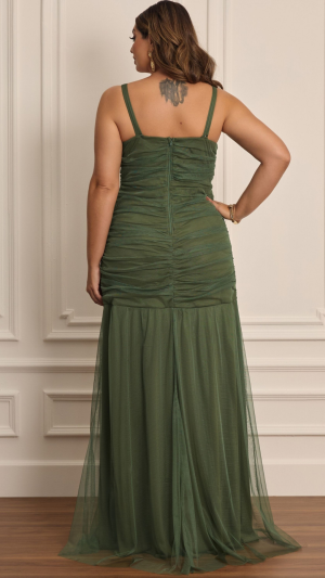 Vestido Longo Plus Size Verde Oliva com Fenda e Drapeado em Tule - Imagem 4