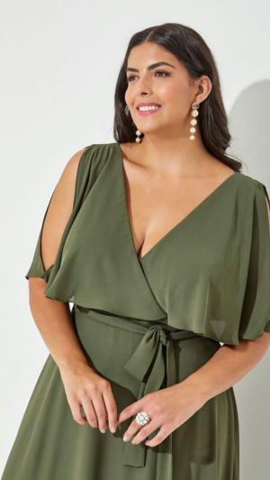 Vestido Longo Plus Size em Chiffon com Fenda e Manga Asa - Imagem 5