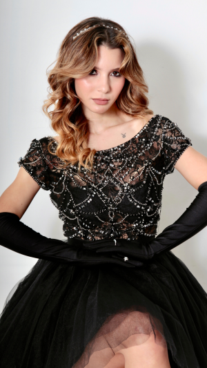 Vestido Preto Curto e Longo 2 em 1 com Renda e Cristais – Look Glamouroso para Debutantes