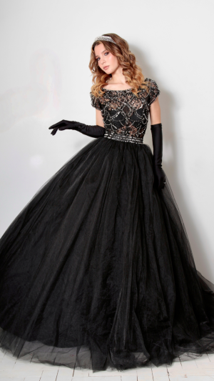 Vestido Preto Curto e Longo 2 em 1 com Renda e Cristais – Look Glamouroso para Debutantes - Imagem 9