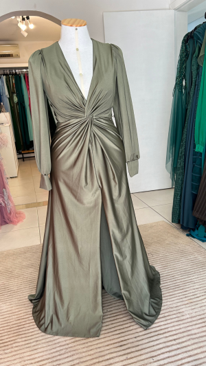 Vestido Longo de Festa Verde Plus Size com Manga Longa e Fenda – Modelo em Cetim com Drapeado - Imagem 2