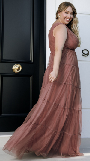 Vestido de Festa Longo em Tule Rosa Canela com Camadas e Decote V – Plus Size - Imagem 2