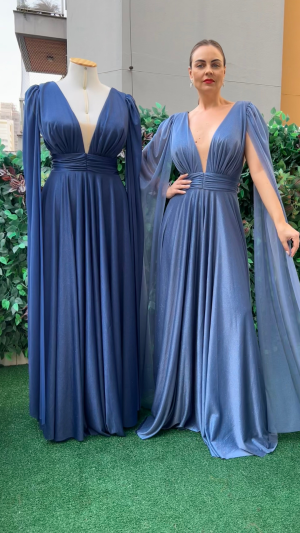 Vestido Longo com Capa Fluida e Decote Profundo Glamour - Imagem 12