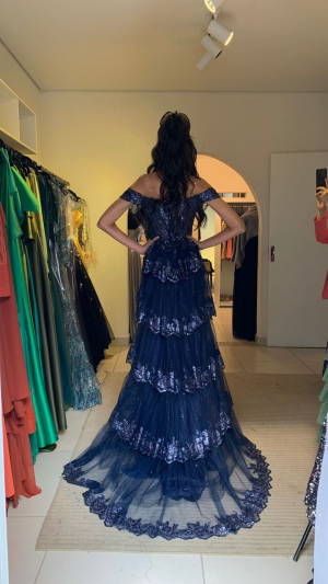 Vestido de Festa Azul Marinho com Brilhos em Camadas Tule e Bordados em Cristais - Imagem 2