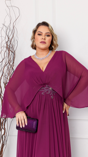 Vestido Longo Fúcsia em Tule com Decote Profundo e Alças com Laço – Ideal para Madrinhas e Festas ao Ar Livre